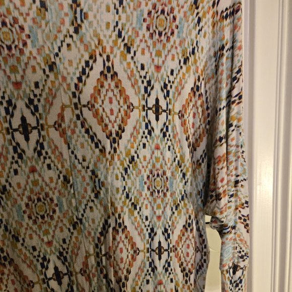 Geometric Patterned V-Neck Top - Picture 5 of 5